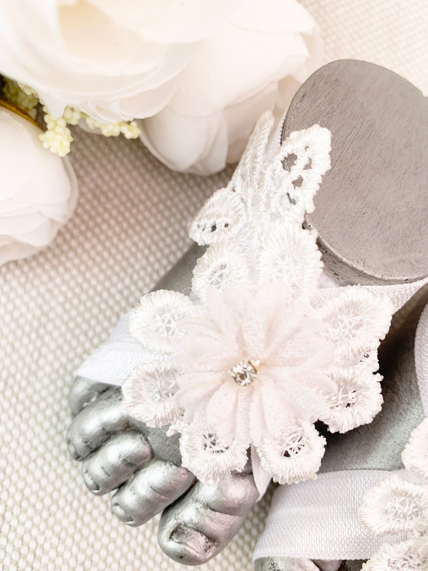 Pies descalzos con flor y encajes