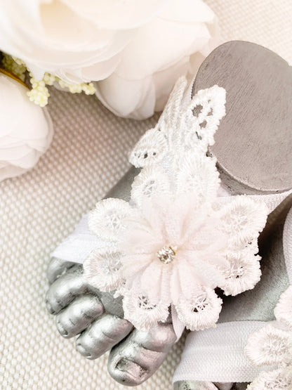 Pies descalzos con flor y encajes