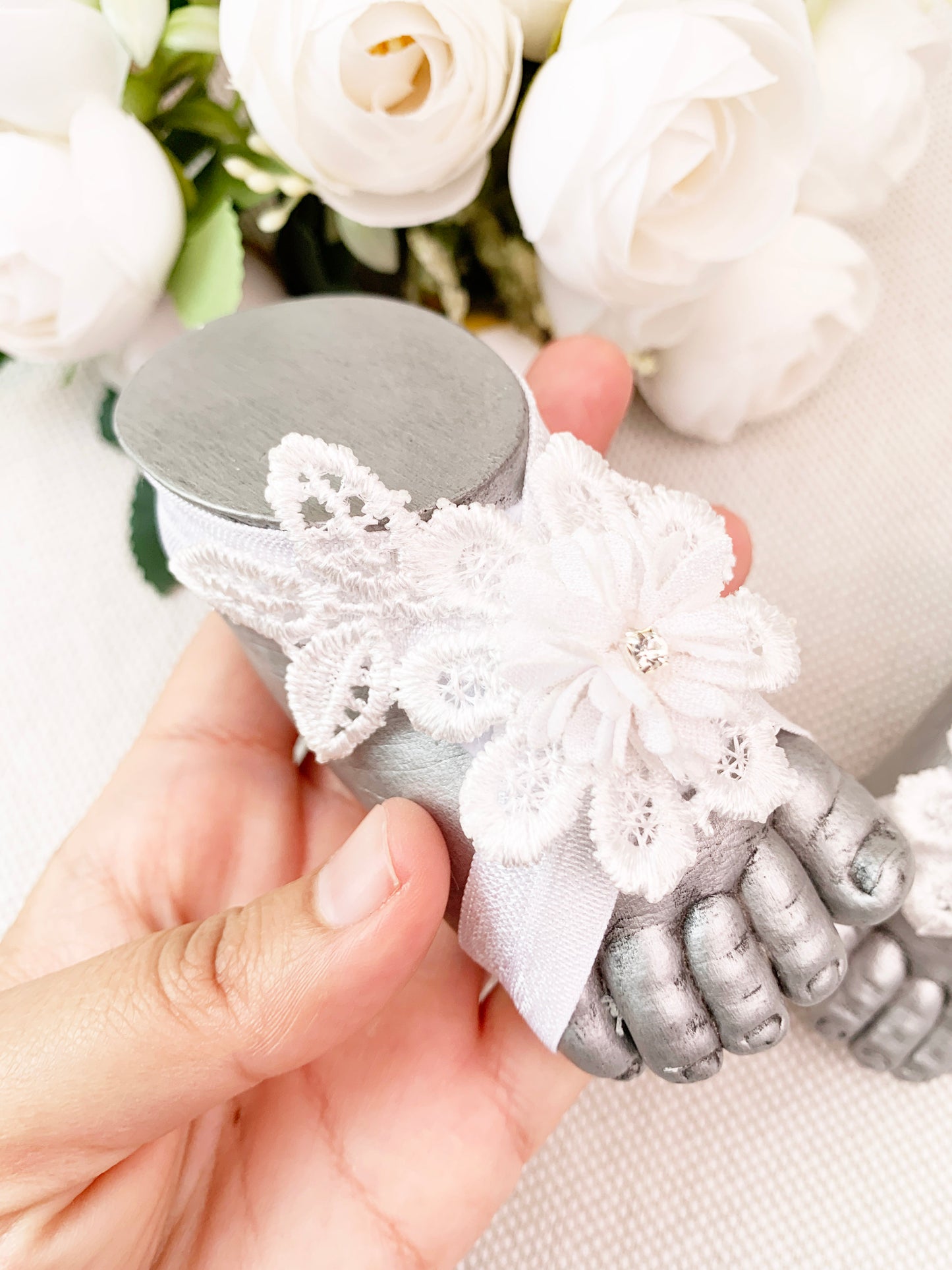 Pies descalzos con flor y encajes