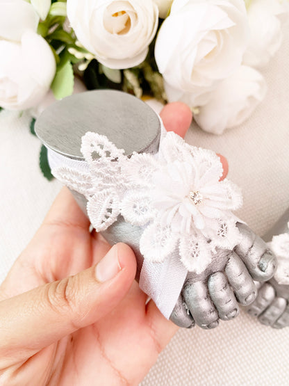 Pies descalzos con flor y encajes