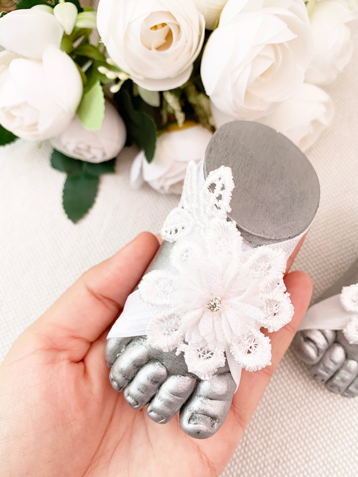 Pies descalzos con flor y encajes