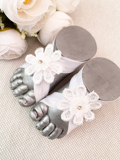 Pies descalzos con flor encaje