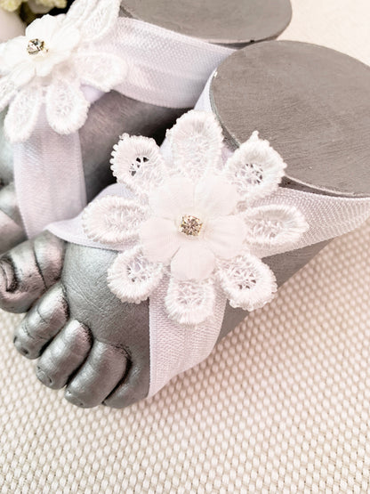 Pies descalzos con flor encaje