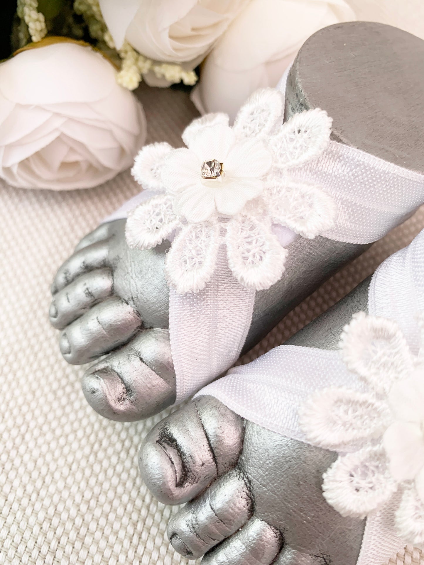 Pies descalzos con flor encaje