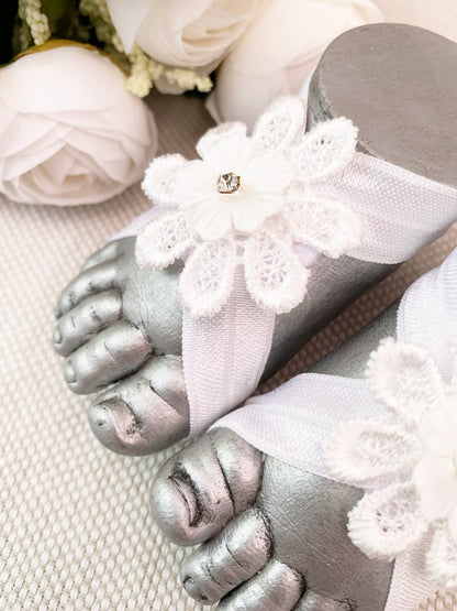 Pies descalzos con flor encaje