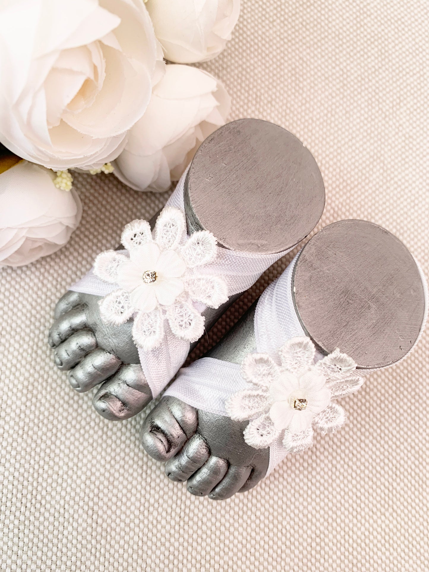 Pies descalzos con flor encaje