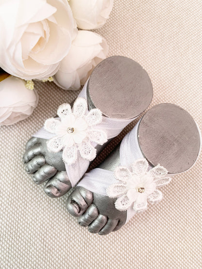 Pies descalzos con flor encaje