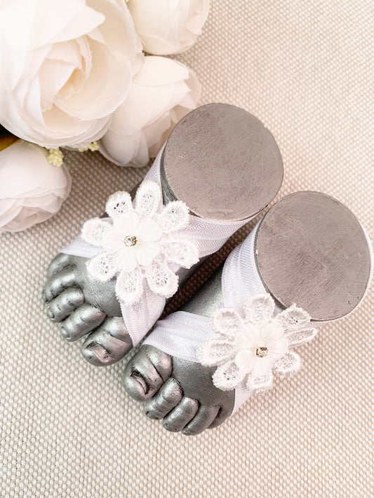 Pies descalzos con flor encaje