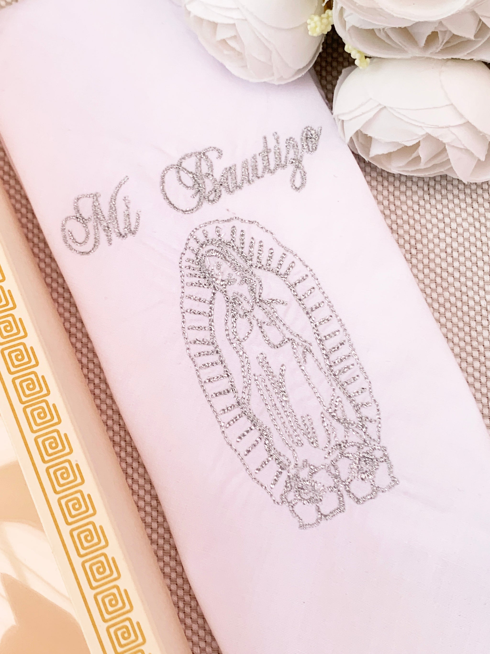 Pañito Docoma Virgencita de Guadalupe opción de color dorado o plateado