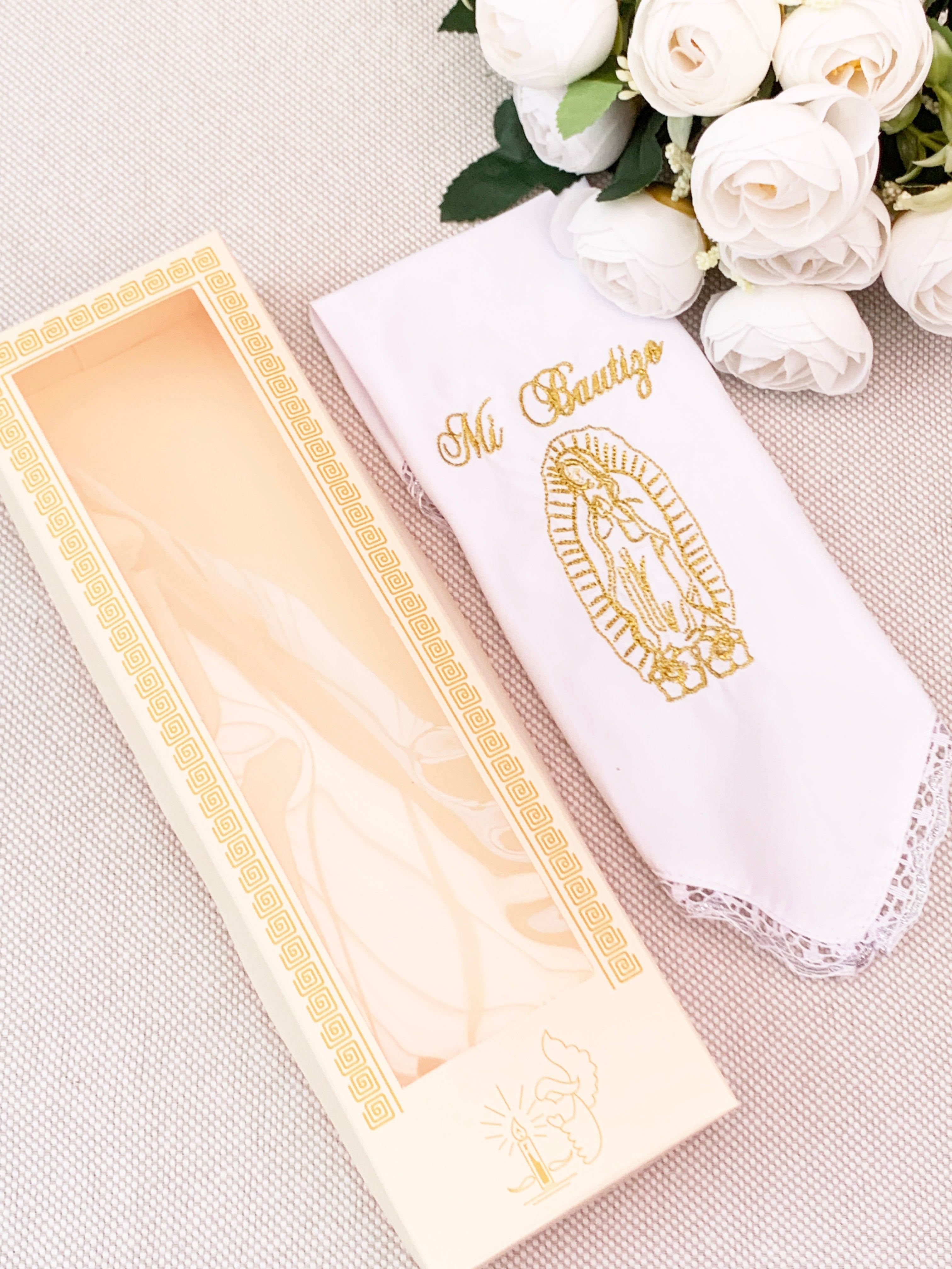 Pañito Docoma Virgencita de Guadalupe opción de color dorado o plateado