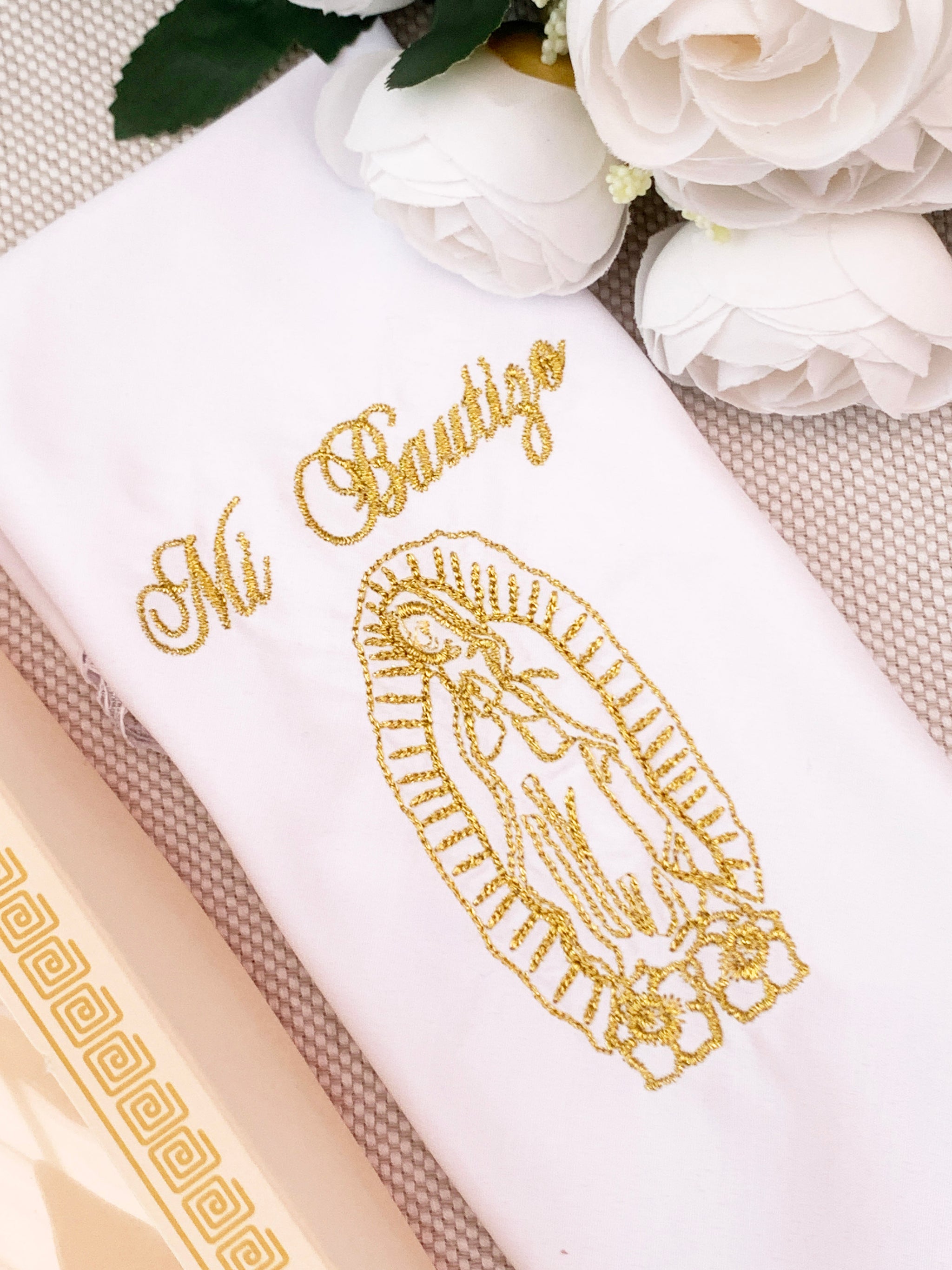 Pañito Docoma Virgencita de Guadalupe opción de color dorado o plateado