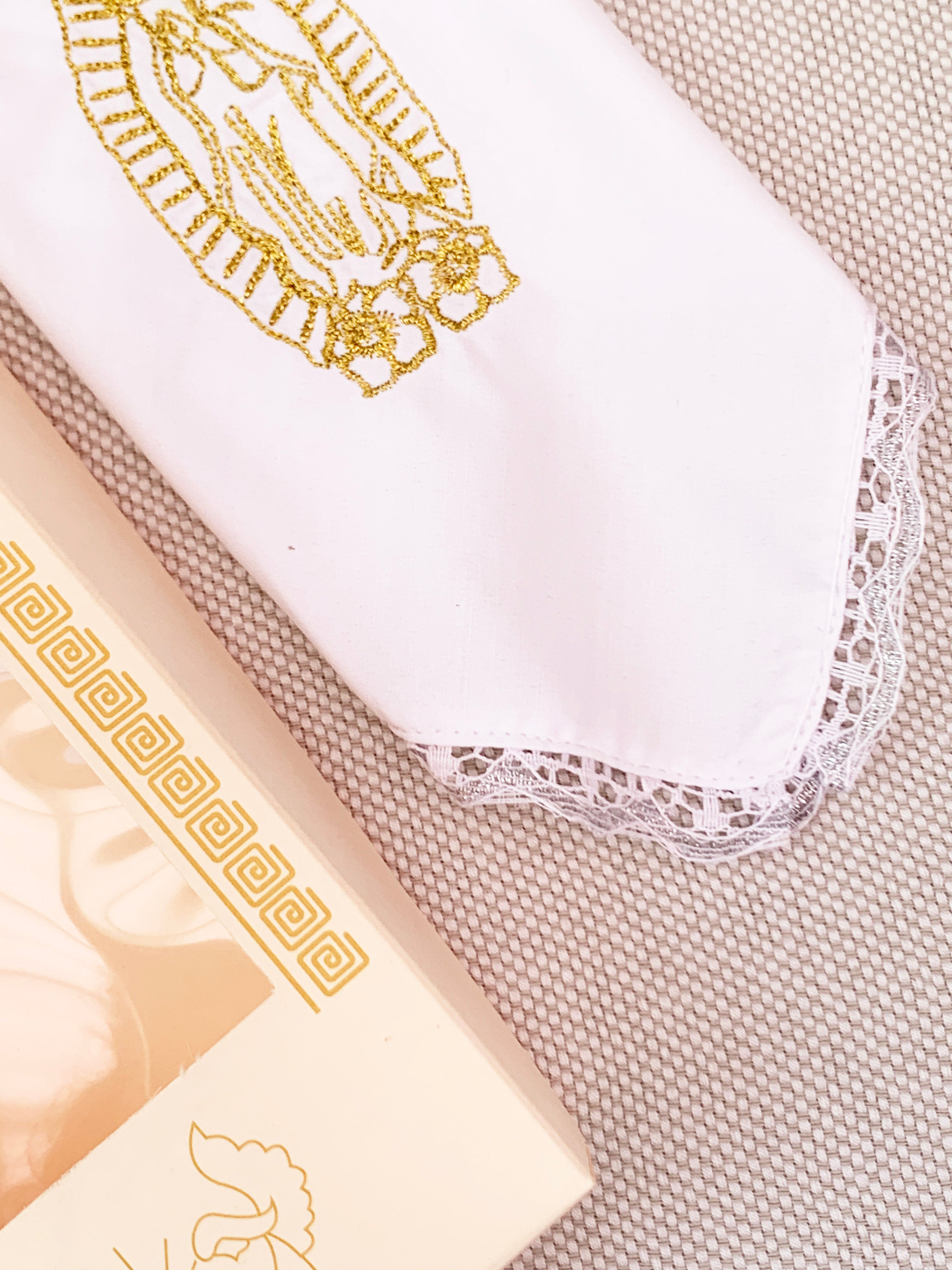 Pañito Docoma Virgencita de Guadalupe opción de color dorado o plateado