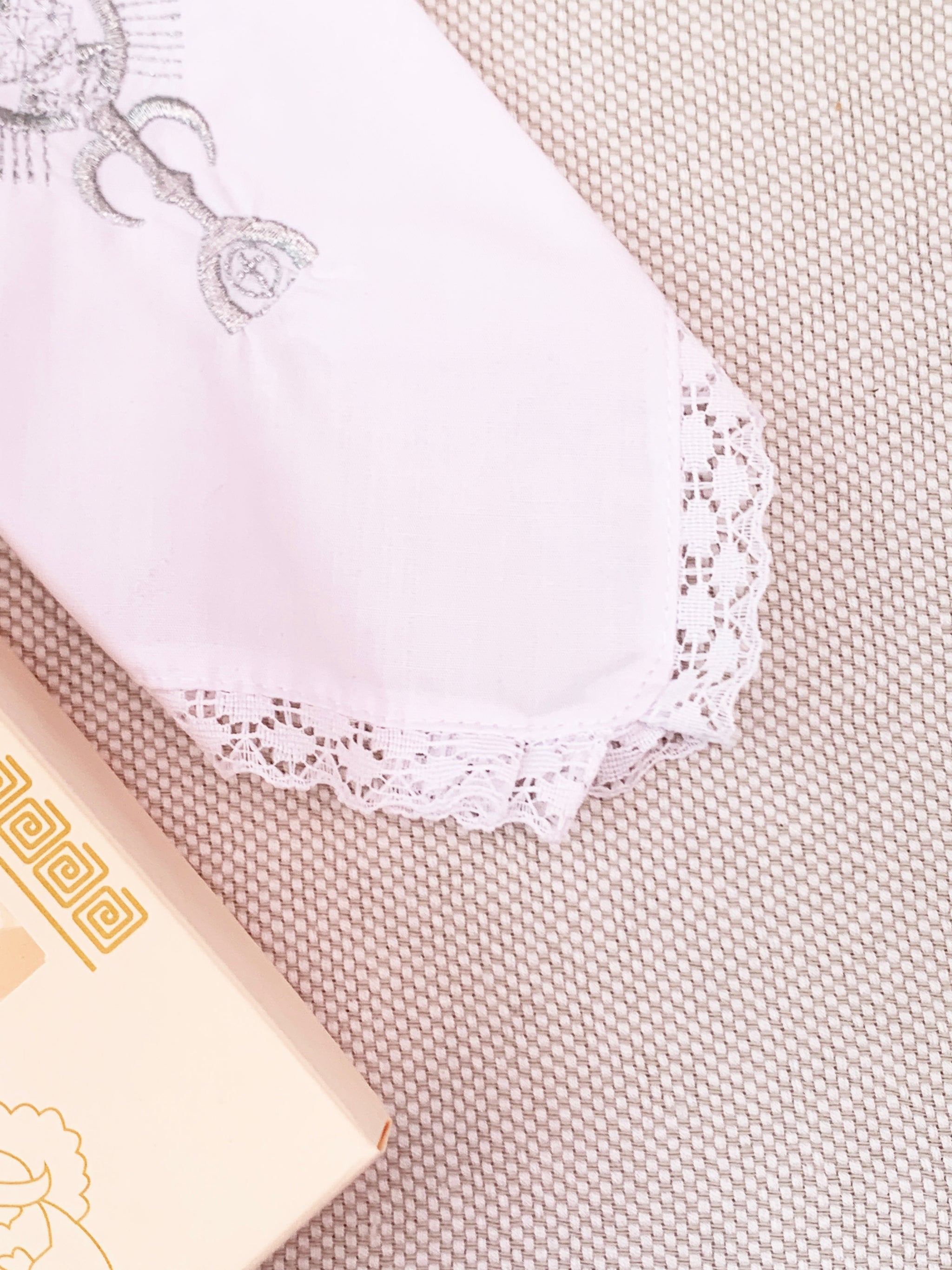 Pañito Docoma Virgencita de Los Angeles opción de color dorado o plateado