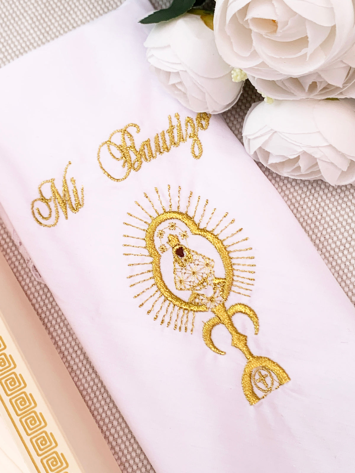 Pañito Docoma Virgencita de Los Angeles opción de color dorado o plateado