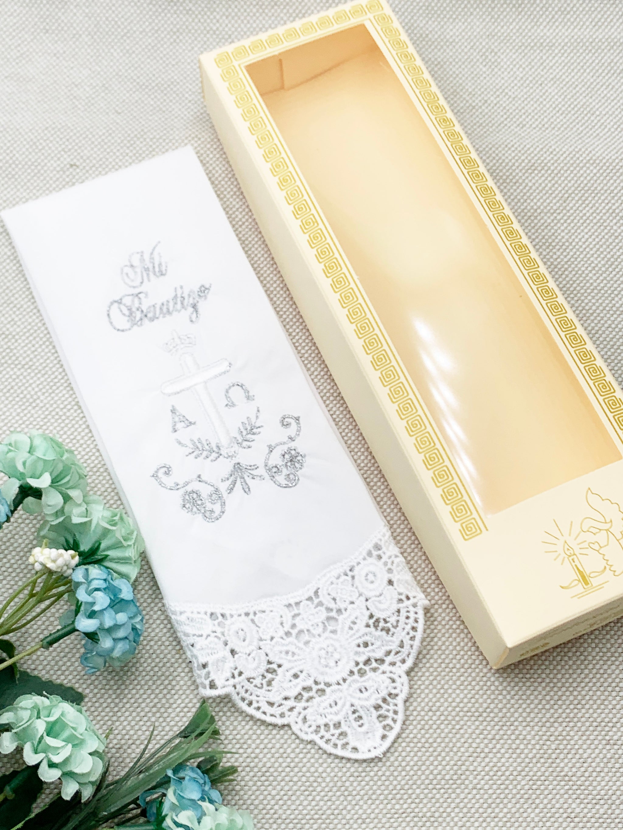 Pañito con encaje Cruz alfa y omega opción de color dorado o plateado Modelo 1