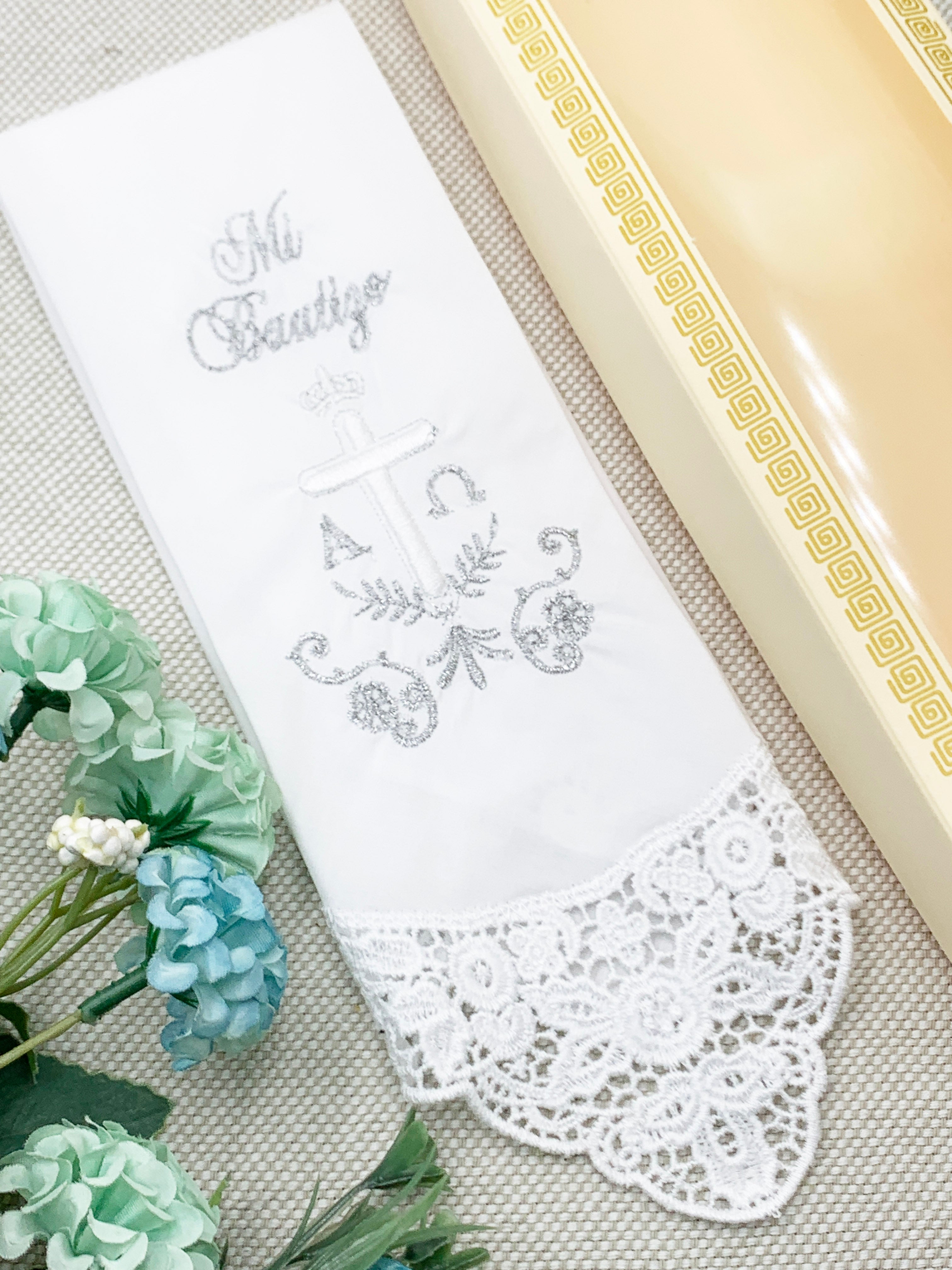 Pañito con encaje Cruz alfa y omega opción de color dorado o plateado Modelo 1