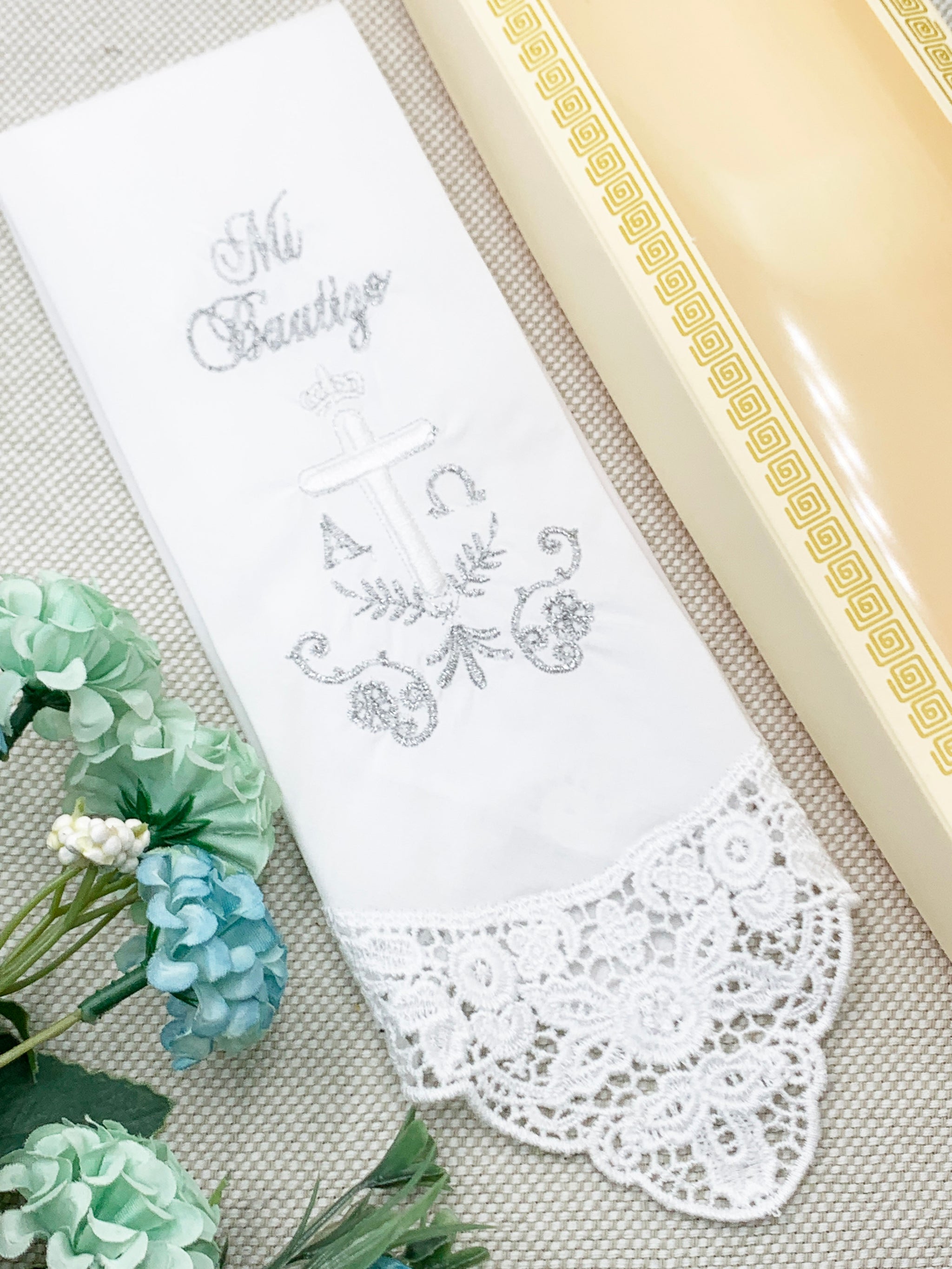 Pañito con encaje Cruz alfa y omega opción de color dorado o plateado Modelo 1