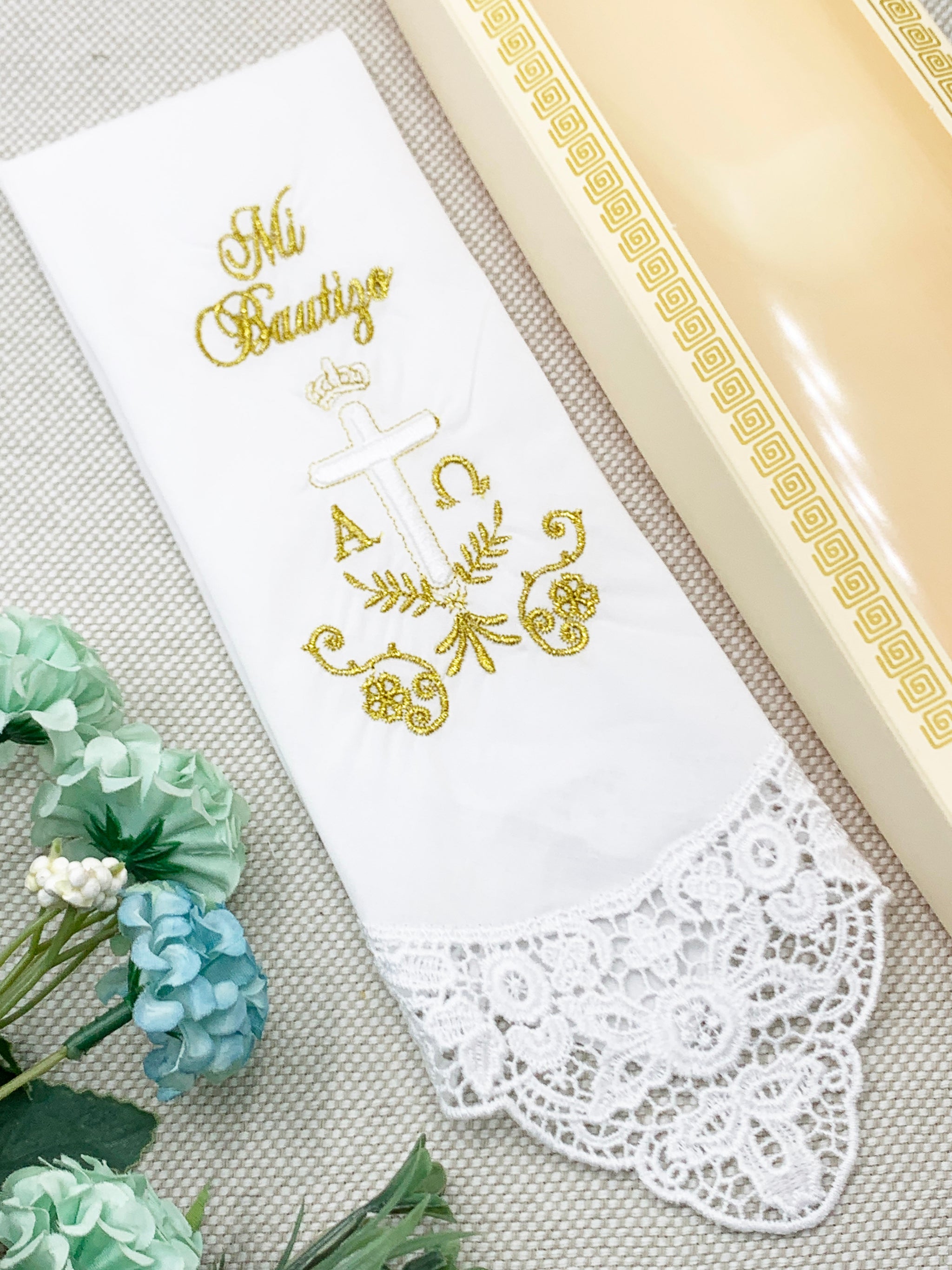Pañito con encaje Cruz alfa y omega opción de color dorado o plateado Modelo 1