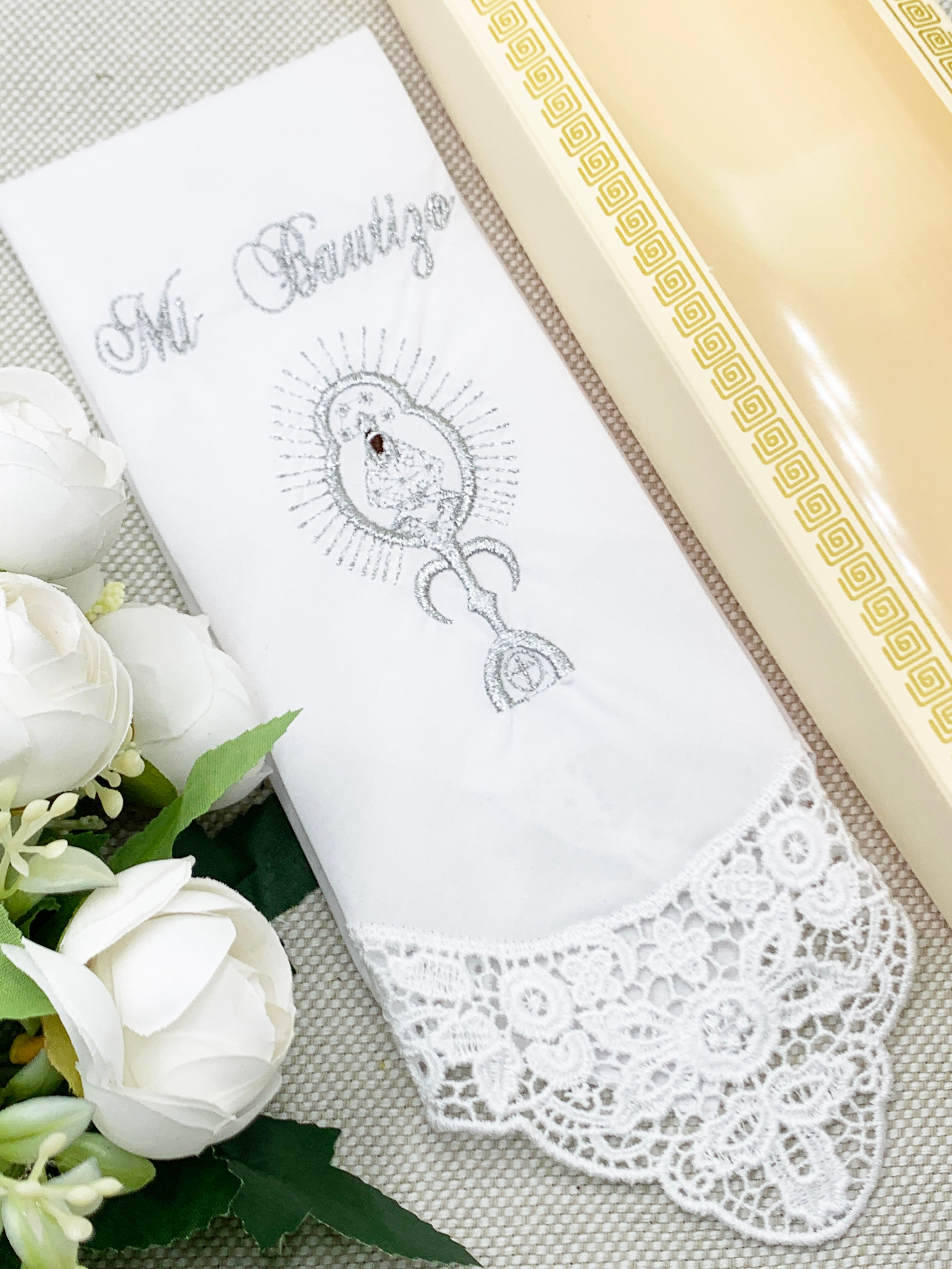 Pañito con encaje Virgencita de los Ángeles opción de color dorado o plateado Modelo 2