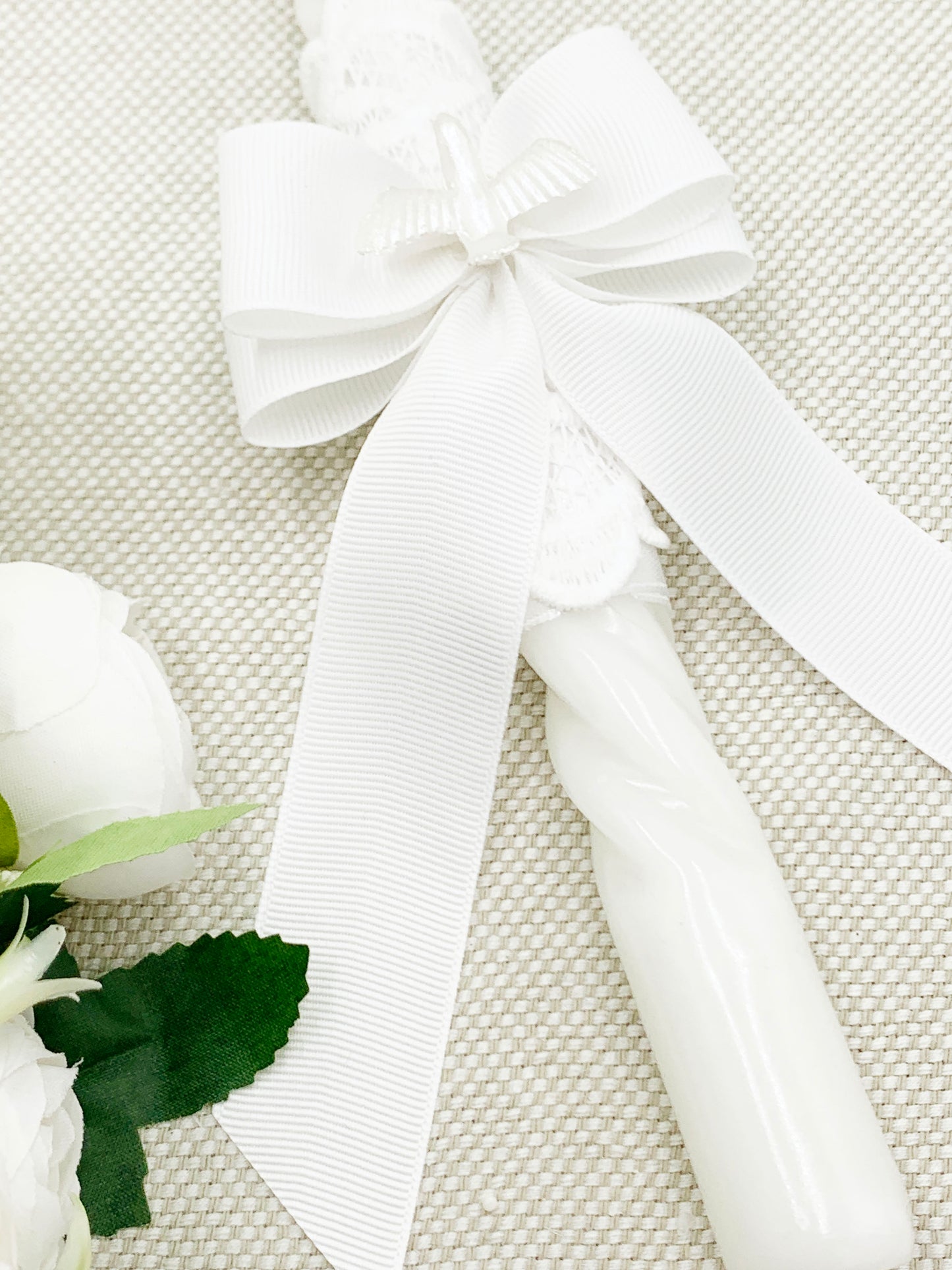 Candela con cinta fina, mini espíritu santo y encajes
