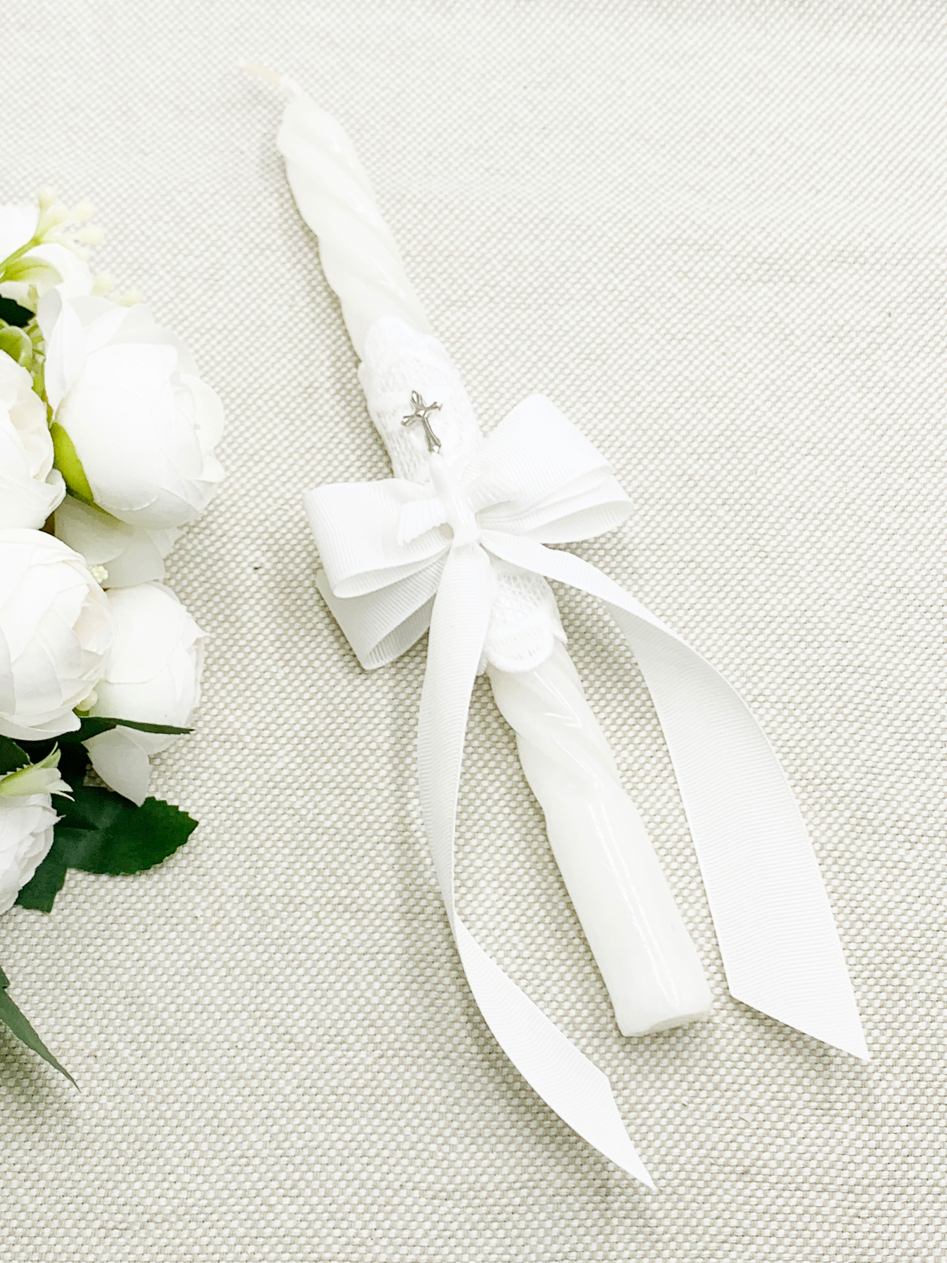 Candela bautismal con cinta fina, mini espíritu santo y encajes