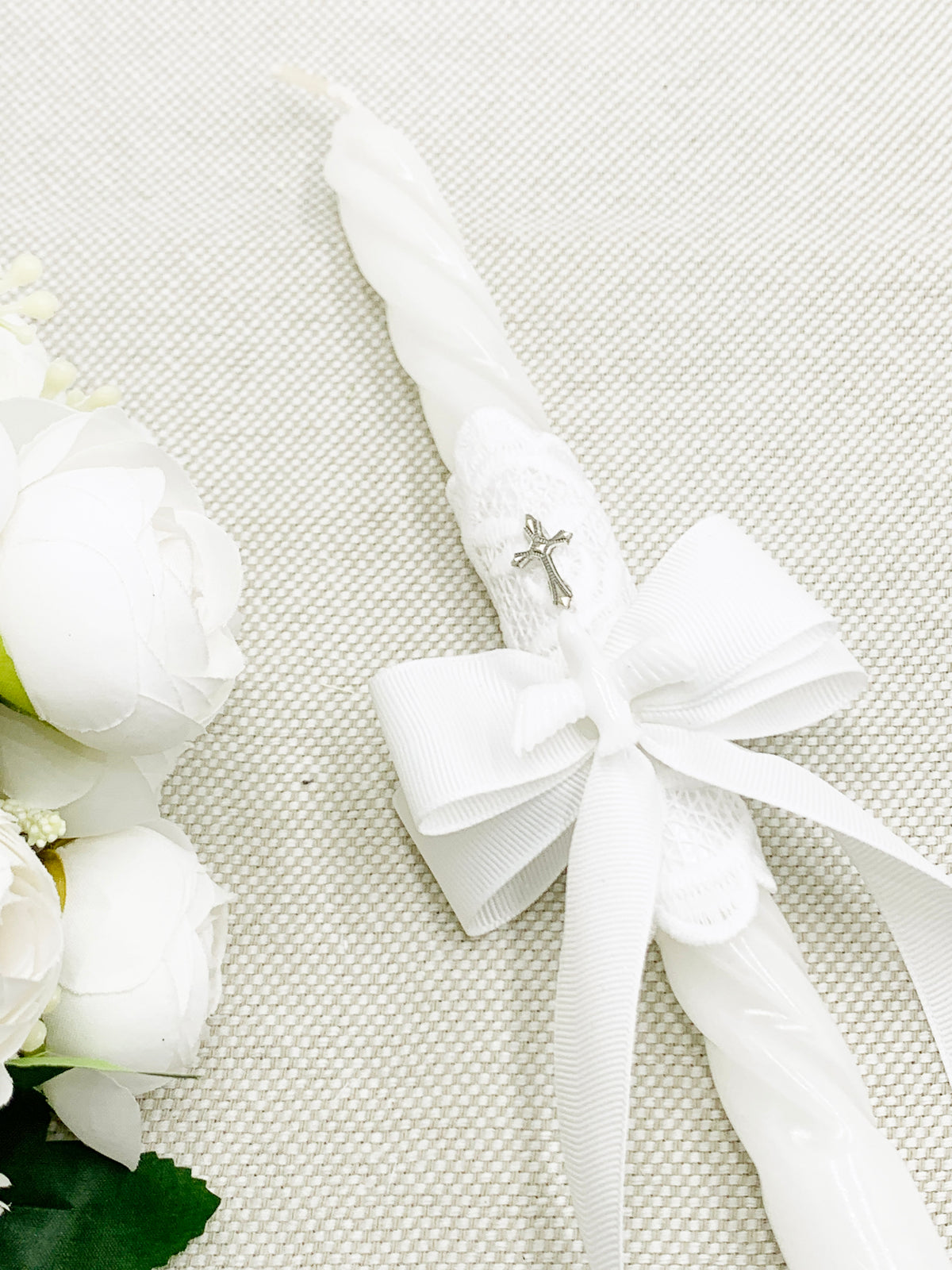 Candela para bautizo con cinta fina, mini espíritu santo y encajes