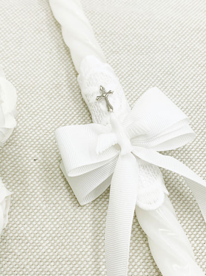 Candela para bautizo con cinta fina, mini espíritu santo y encajes