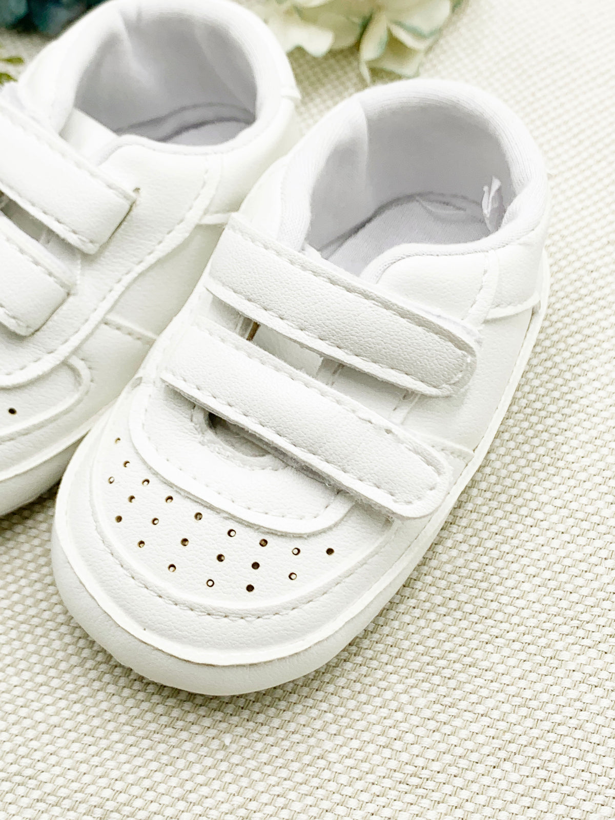 Zapato bautismal tipo tenis con velcro doble suave