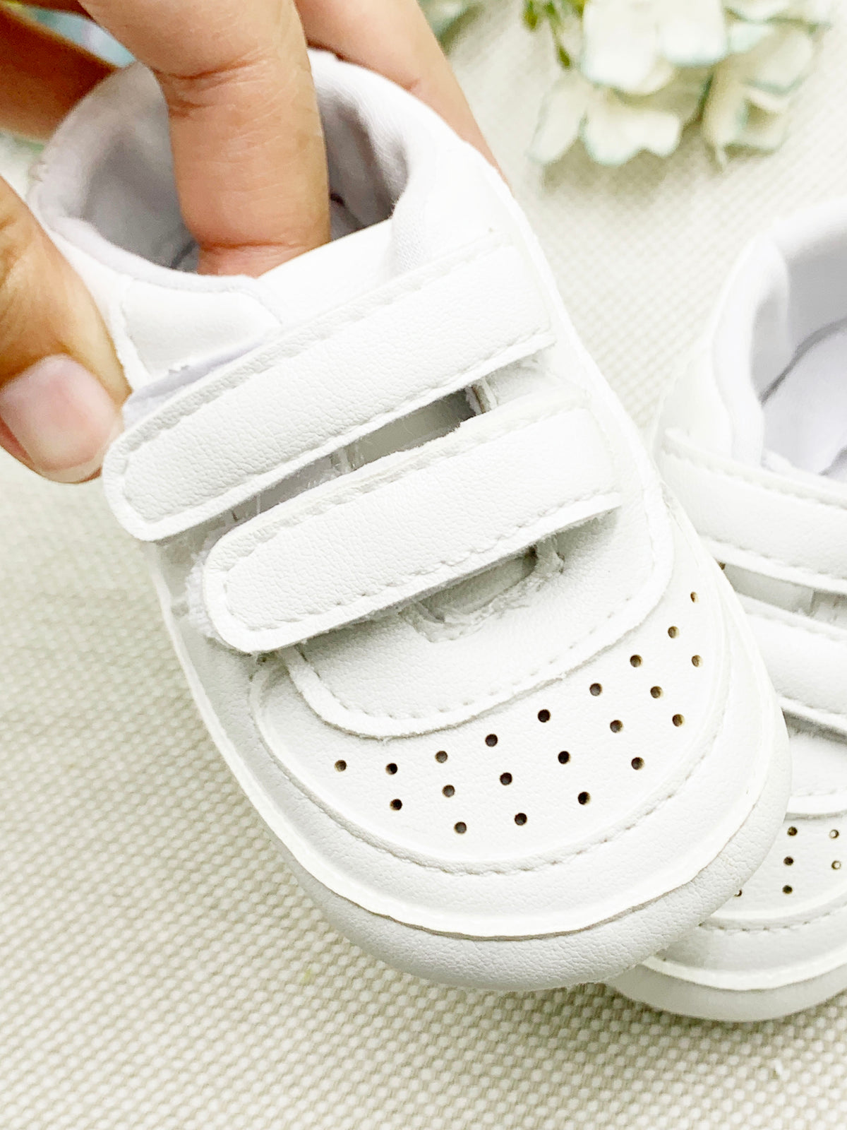 Zapato bautismal tipo tenis con velcro doble suave