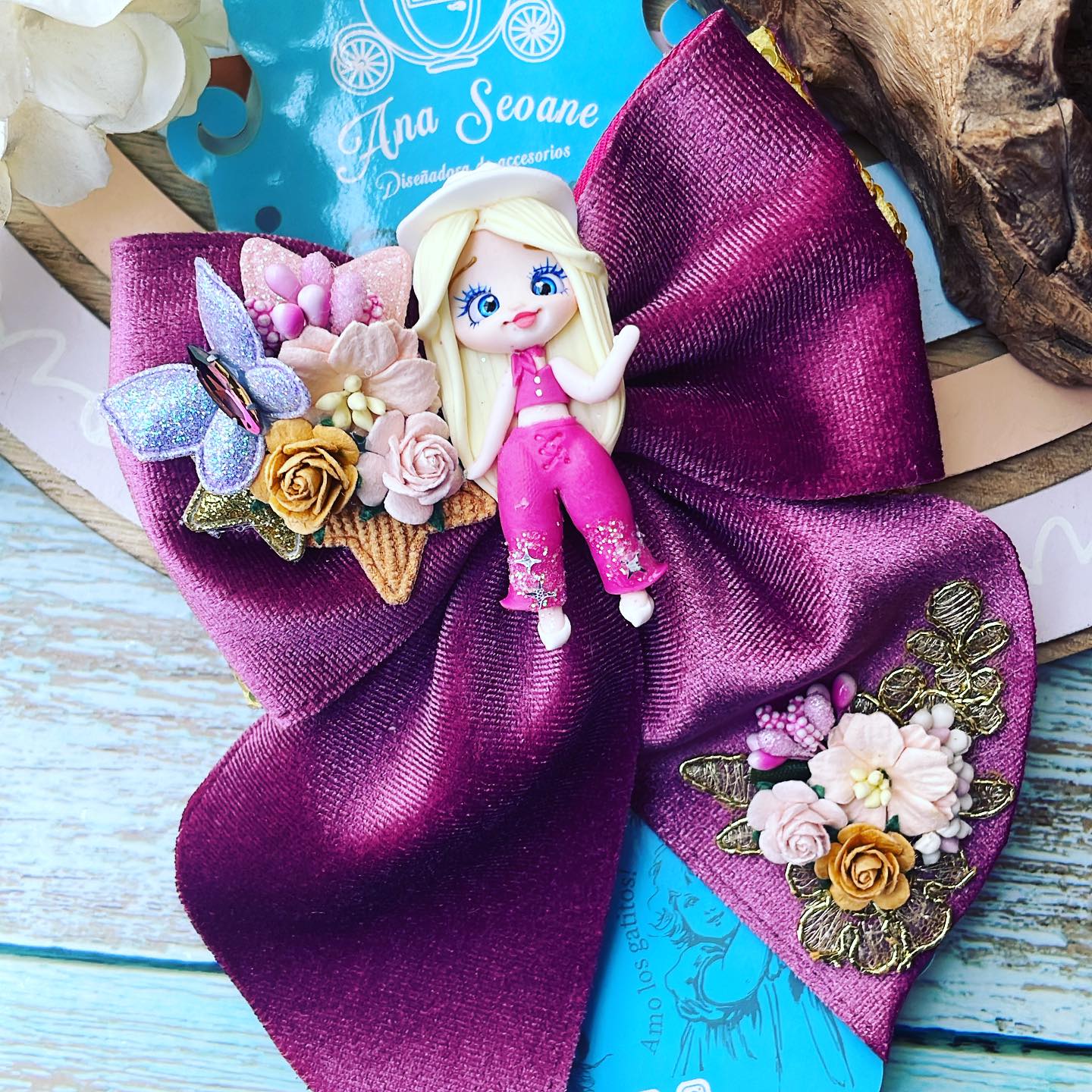 Lazo temático Barbie| Baquera con material gamuza vino