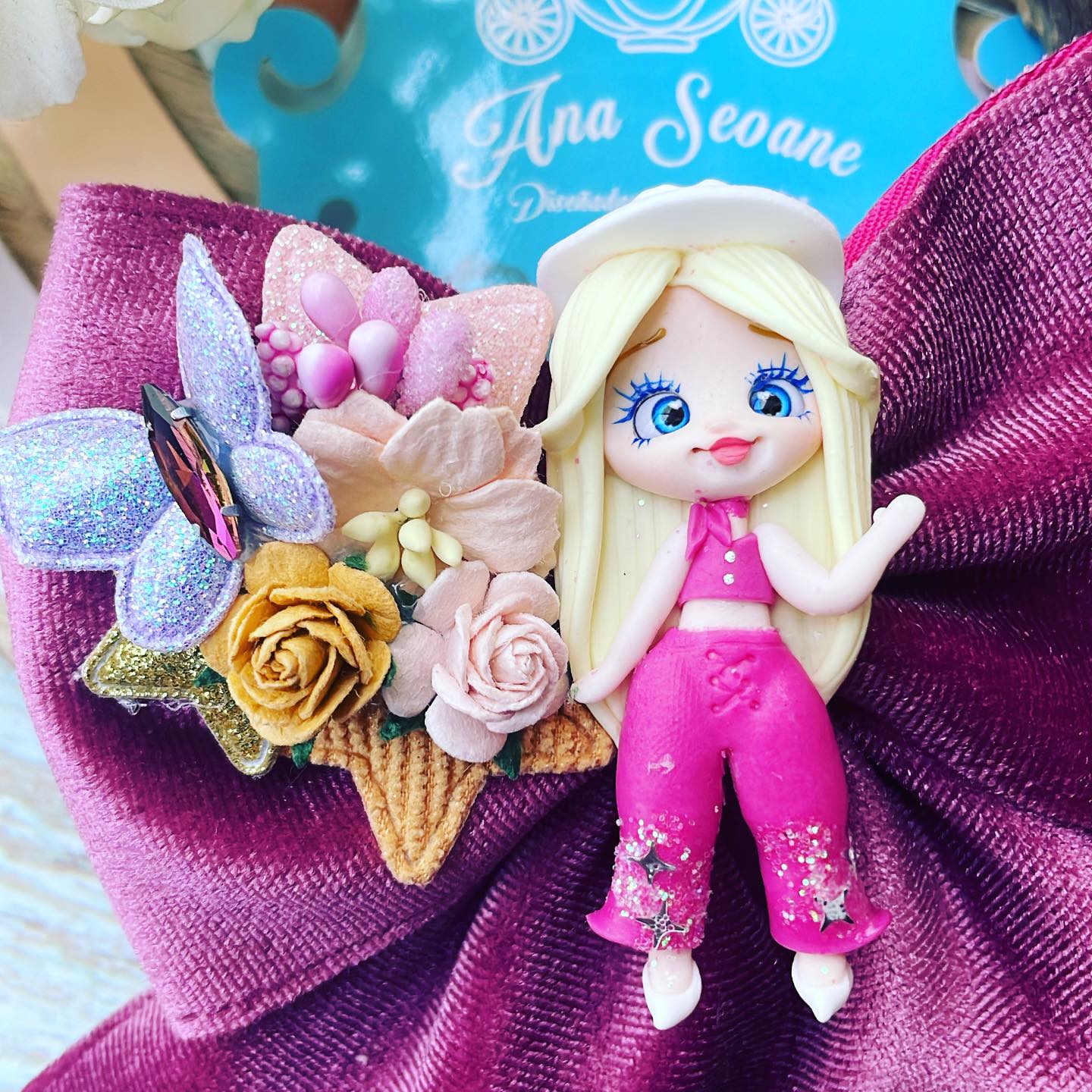 Lazo temático Barbie| Baquera con material gamuza vino