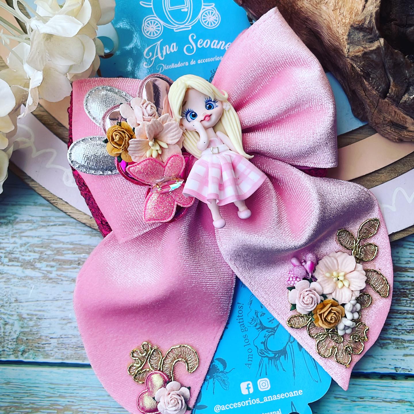 Lazo temático Barbie| Niña camping con material gamuza rosado