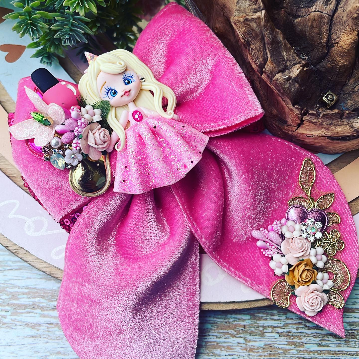 Lazo temático Barbie| Princesa con material gamuza fucsia