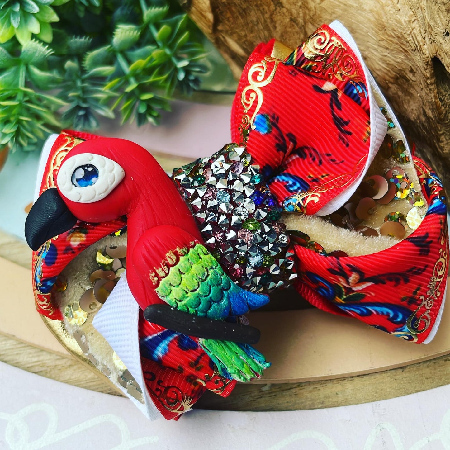 Lazo patriótico con diseño típico de Lapa roja