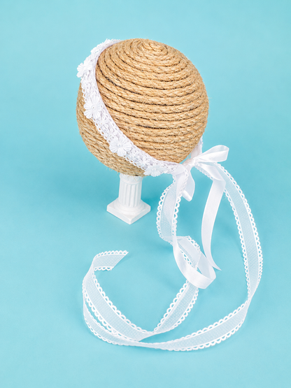 Corona bautismal blanca con tira bordada flores