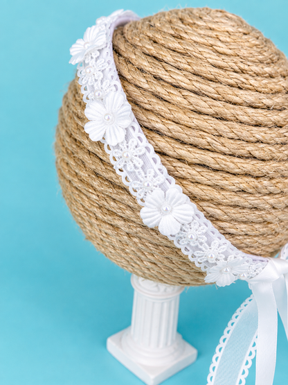 Corona bautismal blanca con tira bordada flores