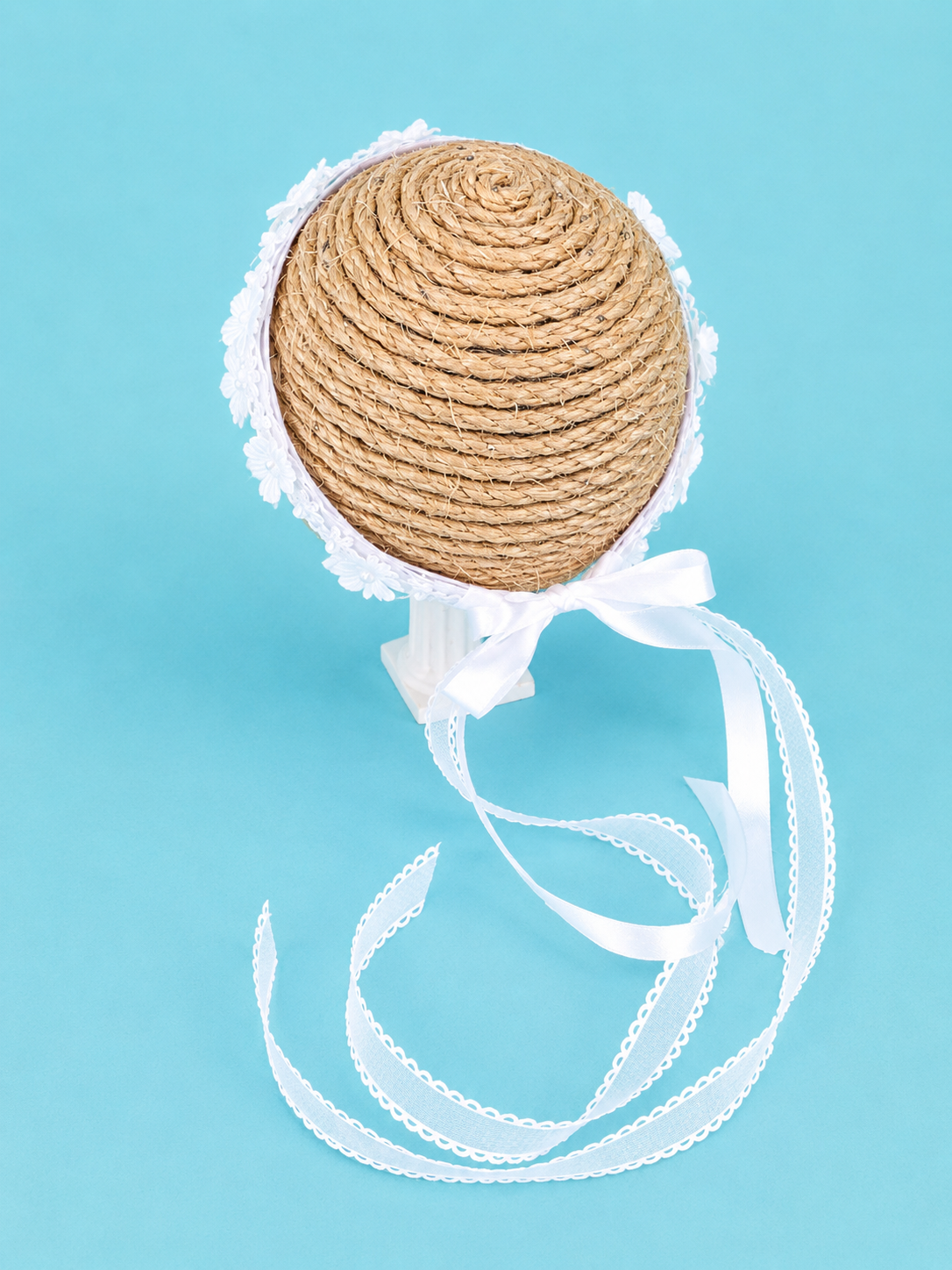 Corona bautismal blanca con tira bordada flores