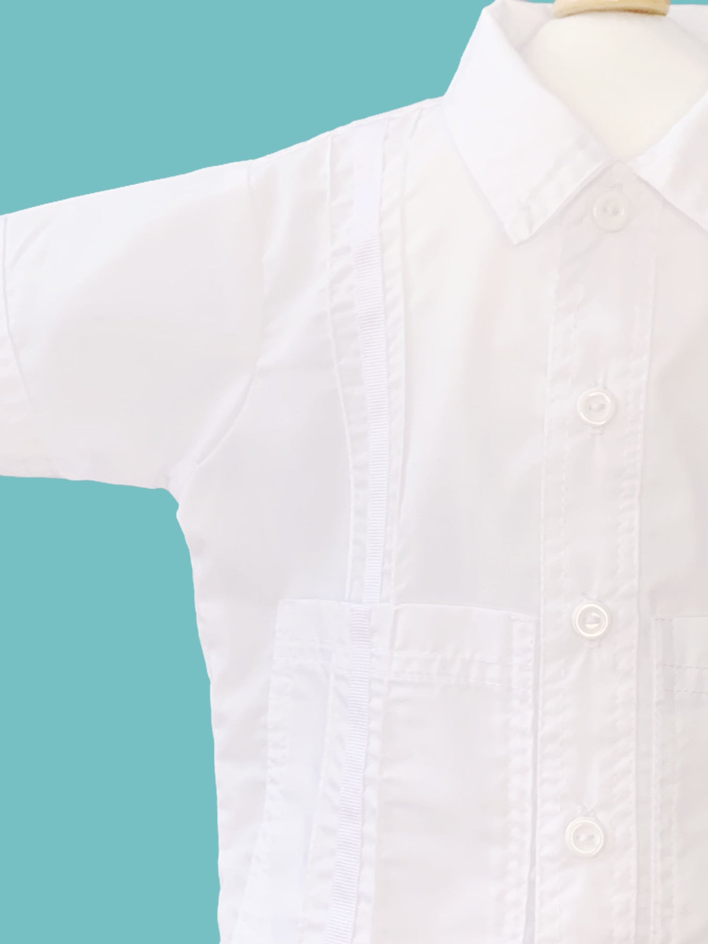 Guayabera con bolsas y alforzas