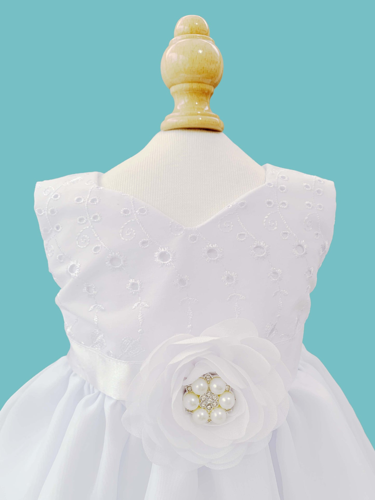 Vestido desmangado con flor